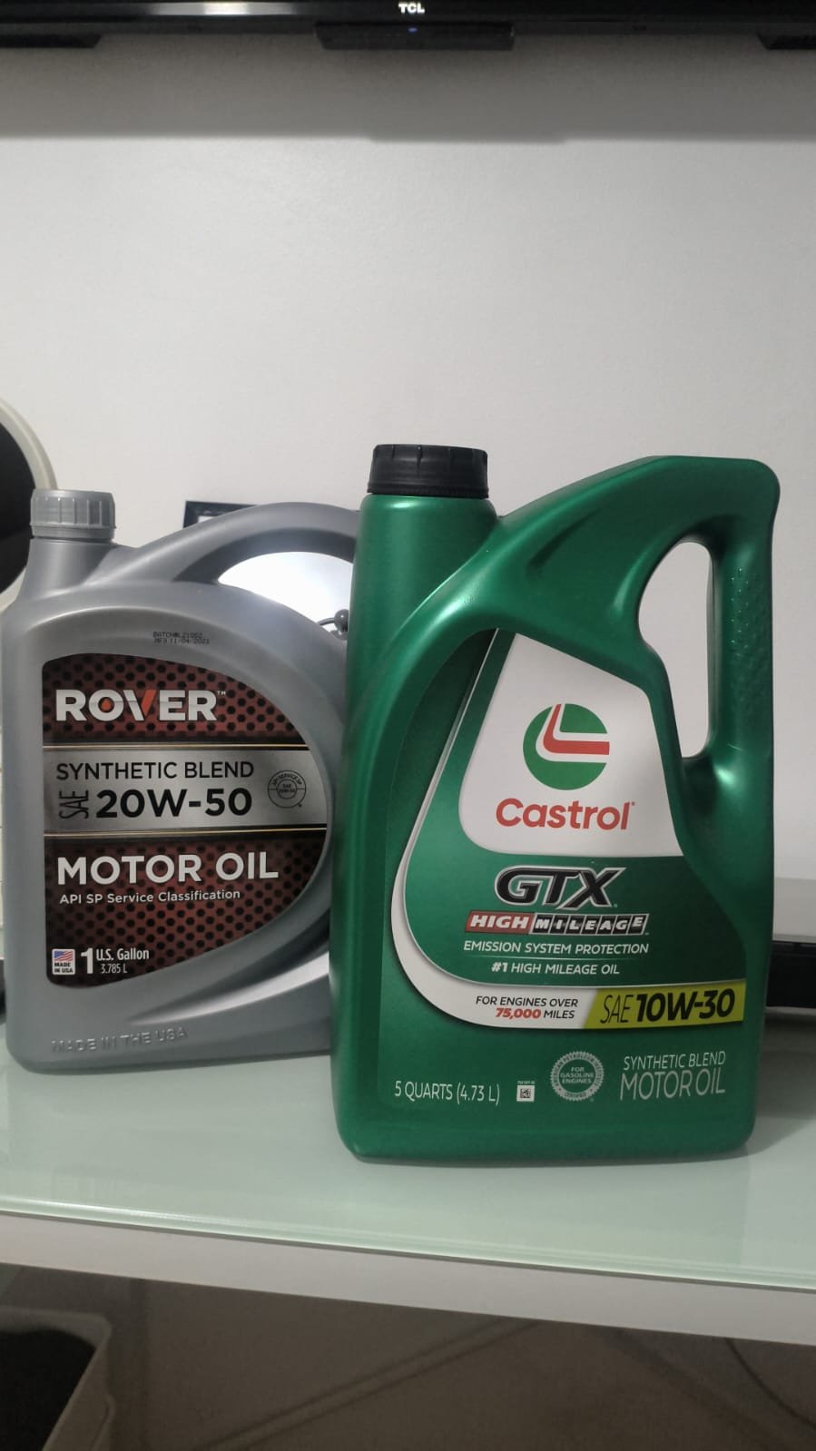 Galoneras de aceite de motor Rover 20W-50 y Castrol GTX 10W-30