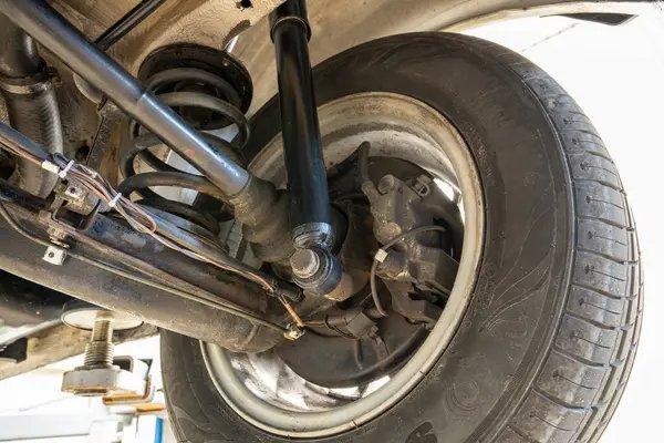 Amortiguador, resorte y componentes de suspensión trasera revisados en Centro Automotriz Mino