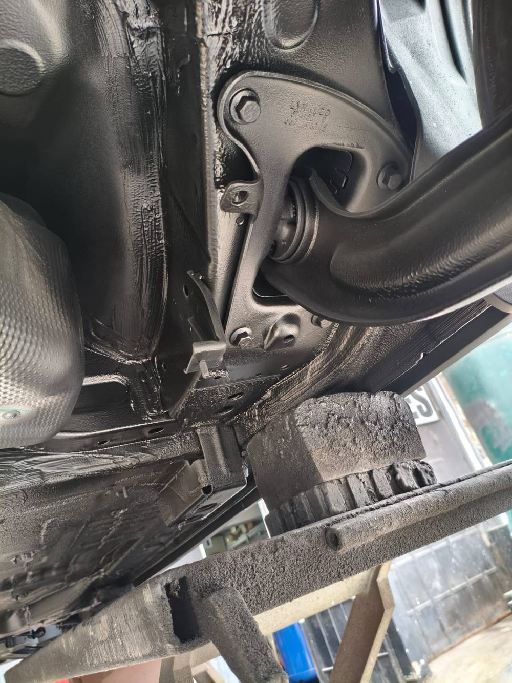 Trabajo de undercoating aplicado en la parte baja de un vehículo