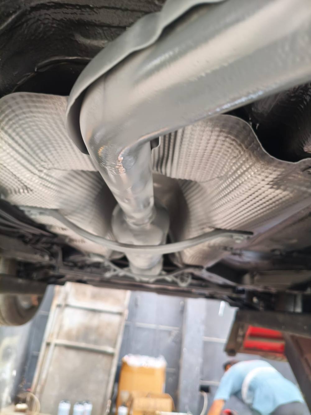 Sistema de escape protegido con undercoating