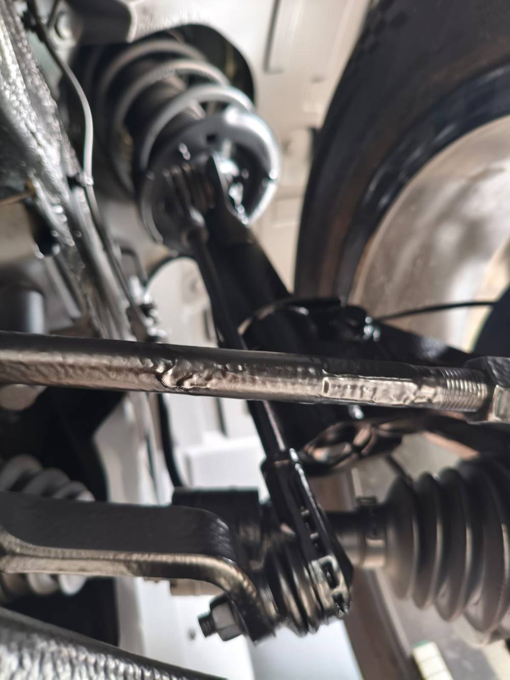 Suspensión y amortiguador protegidos con undercoating